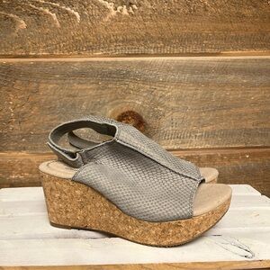 Clarks womens Annadel Joy Platform Wedge Sandals Sage Interest Nubuck 7.5 NWOB